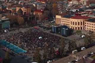 «Դեռ քանի՞ անգամ եք գալու Գյումրի ու գնալու, մինչև ձեր ուղեղին հասնի, որ գյումրեցին մերժել ու մերժում է քեզ` Նիկոլ»