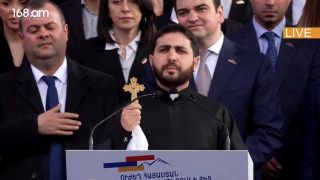Հայր Հովհաննեսը բարի ընթացք մաղթեց հանրահավաքին