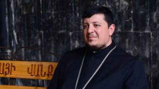 Ավագ Շաբաթը մեզ սովորեցնում է, որ Աստված գործում է նաև լռության մեջ. երբ թվում է, թե ոչինչ չի կատարվում, հենց այդ ժամանակ է կատարվում ամենախորը փոփոխությունը. Տեր Հեթում