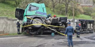 Փամբակում հեղուկ գազ տեղափոխող բեռնատարը բախվել է քարե պատնեշին. կցորդիչի հատվածը կողաշրջվել է