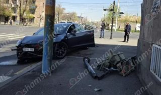 «Tesla»-ն Էրեբունի-Աթոյան խաչմերուկում կոտրել է երթևեկությունը կարգավորող լուսակիրը