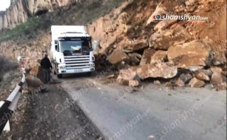 Քարաթափման հետևանքով Ջերմուկի ճանապարհն ամբողջությամբ փակվել է