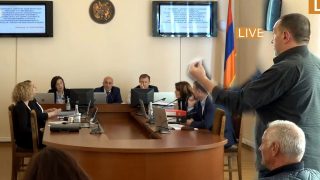 «Էս պարոնն ասում էր` չենք կարող լուծել». «շոու մի’ սարքեք». ԿԸՀ նիստում սկսեցին իրար վրա բղավել
