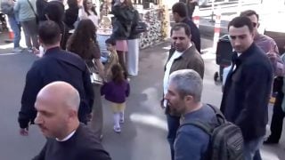 Սուրեն Պապիկյանը կնոջ և երեխայի հետ Ամիրյան փողոցում է