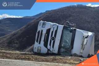 Տաթև-Տանձատափ ճանապարհին «Mercedes-Benz» բեռնատարը դուրս է եկել ճանապարհի երթևեկելի հատվածից և կողաշրջվել. կա տուժած