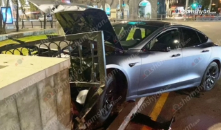 Երևանում «Tesla»-ն դուրս է եկել երթևեկելի գոտուց, անցել բազալտե եզրաքարի վրայով և կոտրել երկաթե պաշտպանիչ ցանկապատը․ վարորդը եղել է ոչ սթափ