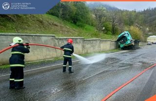 Վանաձոր-Փամբակ ավտոճանապարհին բեռնատար է կողաշրջվել․ տուժածներ չկան