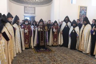 Քանի դեռ պետականությունը բացակայում էր, Մայր Աթոռը ստանձնեց պետության գործառույթներ՝ առանց նրան փոխարինելու հավակնության․ Կաթողիկոսի հանդիսապետությամբ Մայր Տաճարում մատուցվել է Սուրբ և Անմահ Պատարագ