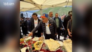 Հը՞ կամանդիր ջան, մի լավ կտոր քեզ տամ, սա որտեղի՞ գառ է. Փաշինյանը թիմակիցների հետ խաշլամա է ուտում