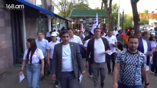 Քաղաքացիները մեքենաների ազդանշաններով ողջունում են «Ուժեղ Հայաստան»-ի քարոզարշավը