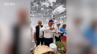 Էս գյուղի լավա՞շ ա, ստե՞ղ եք թխում. Փաշինյանը լավաշի հետ ելակ է ուտում