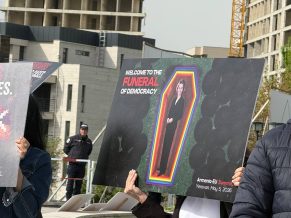 Բարի գալուստ ժողովրդավարության հոգեհանգստին. ինչպես դիմավորեցին Ուրսուլա ֆոն դեր Լեյենին