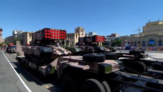 Ռուսական ՏՕՍ-1Ա ծանր հրետանային համակարգերը՝ Հանրապետության հրապարակում