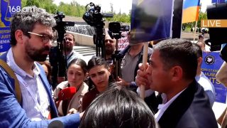 Փաշինյանն այս հավաքն օգտագործում է ընտրական նպատակներով. Եվրոպացի լրագրողը մեծ ուշադրությամբ լսեց ակցիայի մասնակիցներին, տեղեկացավ խնդիրներին, վերցրեց նամակը