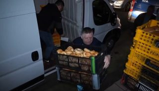 Ռոբերտ Ֆիցոն մայիսի 1-ին որպես բեռնակիր գիշերային հերթափոխ է անցկացրել՝ հաց հասցնելով խանութներ և հիվանդանոցներ