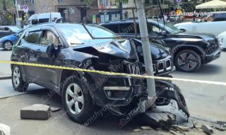«Jeep»-ը վրшերթի է ենթարկել 2 հետիոտնի և բախվել էլեկտրասյանը