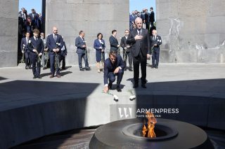 Վերադարձ հիշողության և պարտականության վայր՝ անջնջելիին հանդիման. Մակրոնի գրառումը Ծիծեռնակաբերդի հուշահամալիր իր այցի մասին