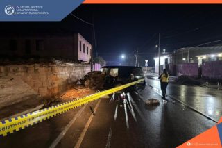 Սարդարապատ գյուղում «Lexus»-ը դուրս է եկել ճանապարհի երթևեկելի հատվածից և բախվել բետոնե ցանկապատին․ կան տուժածներ