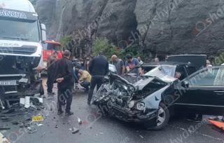 Վայքում բախվել են «Mercedes»-ը և բեռնատարը․ վերջինը բախվել է մեկ այլ բեռնատարի․ կա 3 վիրավոր