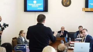 ԿՀԸ արտահերթ նիստը սկսվեց վիճաբանությամբ, արգելվեց դիմակով անձի ներկայությունը