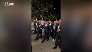 Ֆրանսիայի նախագահ Մակրոնը դեսպանի հետ շրջում է Երևանի կենտրոնում