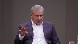 Տեսե՞լ եք՝ մի բիզնեսմեն պայքարի. էս ի՞նչ վիճակ է. երգիչ չենք գտնում, վախենում են. Սամվել Կարապետյան