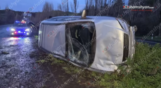 Կոտայքի մարզում «Opel Zafira»-ն բшխվել է բաժանարար գոտու ծառերին, ապա երկաթե արգելապատնեշներին և կողաշրջվել