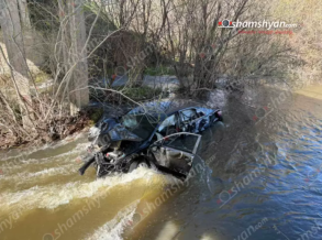 Գեղարքունիքի մարզում 30-ամյա վարորդը «Toyota Camry»-ով բшխվել է կամրջի երկաթբետոնե արգելապատնեշներին, կոտրել ճաղավանդակը և մոտ 10 մետր բարձրությունից հայտնվել գետում․ կա վիրավnր
