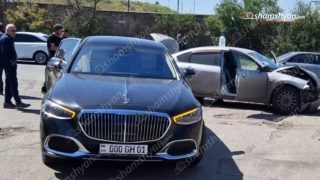 Երևանում վթարի է ենթարկվել «Սպայկա» ընկերության տնօրենին պատկանող և նրան սպասարկող «Mercedes-Maybach»-ը