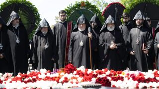 Ամենայն հայոց Կաթողիկոսի գլխավորությամբ հոգևոր դասը «Հաղթանակ» զբոսայգում էր. աղոթք հնչեց