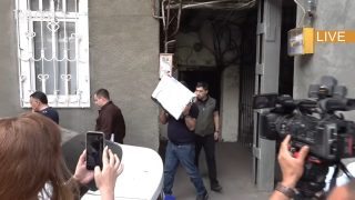 Իրավապահները դուրս եկան Անդրանիկ Թևանյանի բնակարանից. ի՞նչ տարան իրենց հետ