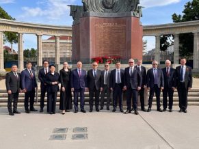 ՀԱՊԿ պատվիրակությունը ծաղիկներ է խոնարհել խորհրդային ազատարար զինվորի հուշարձանին