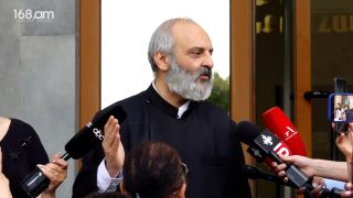 Էլ ֆանագրամայով չենք շփվելու՞. 1 տարվա կալանքից հետո Բագրատ սրբազանը դուրս եկավ դատարանի շենքից