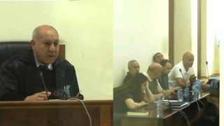 Լավ չի զգում, 5 րոպեով ընդմիջենք, տո՞թ է. Բագրատ սրբազանի և մյուսների գործով նիստն ընդմիջվեց