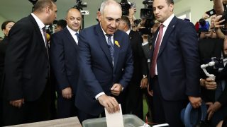 ԿԸՀ-ն՝ Փաշինյանի կրած «քարոզչական» կրծքազարդի մասին