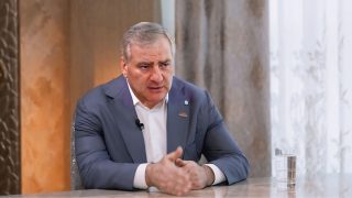 Սամվել Կարապետյանի պաշտպանները կրկին բարձրացրել են դատարան ուղեկցելու կարգի հարցը