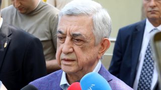 Զենքը ցուցադրելու համար չի, զենքը կռվելու համար է, էդ մարդիկ, որոնք խոսում են, էդ զենքով քանի՞ մարտ են անցկացրել, զրո չէ՞. Սերժ Սարգսյան