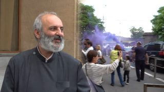 Դատարանի բակում Բագրատ սրբազանին աջակիցները դիմավորեցին երկինք ծուխ արձակելով