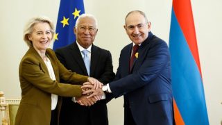 Փողկապ, կաշվե պայուսակ և ապակե աման․ Ֆոն դեր Լայենը, Մակրոնն ու Կոսը էլ ի՞նչ են նվիրել Փաշինյանին