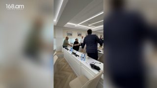 Ա՛յ փողոցային. Ավագանու կին անդամները միամյանց են ծեծում, ջուր շփում իրար վրա