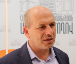 Նախկին ընդդիմադիր Գեղամ Նազարյանը սպառնում է ընդդիմությանը. «Հանկարծ չմտնեք խորհրդարան, չփորձվեք, ոտք չդնեք»