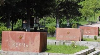 Գյումրու «Մայր Հայաստան» հուշահամալիրից պոկված ոսկեգույն տառերը գտնվել են աղբամանում