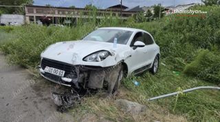 Դավթաշենում «Porsche Macan»-ը կnտրել է ցուցանակը, տապալել երկաթե էլեկտրասյունը ու հայտնվել կանաչ գոտում․ կա վիրավnր