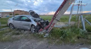 Զովունու զորամասի դիմաց բшխվել են «Toyota Camry»-ն և «Chevrolet Volt»-ը․ վերջինը բшխվել է բետոնե էլեկտրասյանը, գազատար խողովակներին և տապալել այն