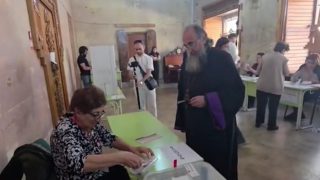 «Է՜հ, Հանուն Հայաստանի Հանրապետության». Միքայել սրբազանը քվեարկեց