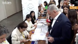 Սամվել Կարապետյանը ընտանիքի հետ կատարեց իր քաղաքացիական պարտքը