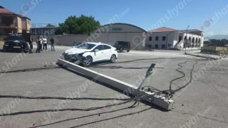 Երևանում «Chevrolet»-ը Ավան-Առինջում տապալել է 3 բետոնե էլեկտրասյուն