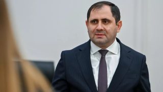 ՌԴ–ից եկողներին «Զվարթնոցում» 25–օրյա վարժանքների ծանուցո՞ւմ են տալիս. Պապիկյանի պատասխանը