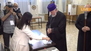 Վեհափառ Հայրապետը ժամանեց ընտրատեղամաս