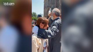Բագրատ սրբազանը Մայր Աթոռի տաճարի բակում ջրում է հավատացյալներին